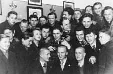 Marzec 1939, pożegnanie harcerzy, "podstrzyżyny" odchodzących do wojska - O. Roszak. J. Pecold, Kurp.?