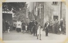 Procesja przed kościołem klasztornym