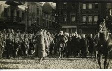 Generał J&oacute;zef Dowbor &ndash; Muśnicki oraz szef alianckiej misji wojskowej, pułkownik Marquet podczas przeglądu wojska na leszczyńskim Rynku, 18.01.1920 r.