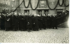 Władze Leszna przed ratuszem podczas obchod&oacute;w 10 rocznicy powrotu Leszna do Polski, 17.01.1930 r.