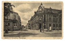 Ulica Marszałka J&oacute;zefa Piłsudskiego (dzisiejsza ulica Słowiańska) wraz z budynkiem poczty, pomiędzy 1935 a 1936 r.