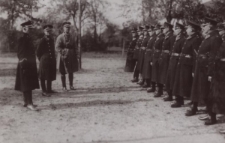 Inspekcja Komendy Powiatowej Policji w Lesznie - w płaszczu letnim Komendant Powiatowy komisarz Konstanty Kubasik, około 1926-1931